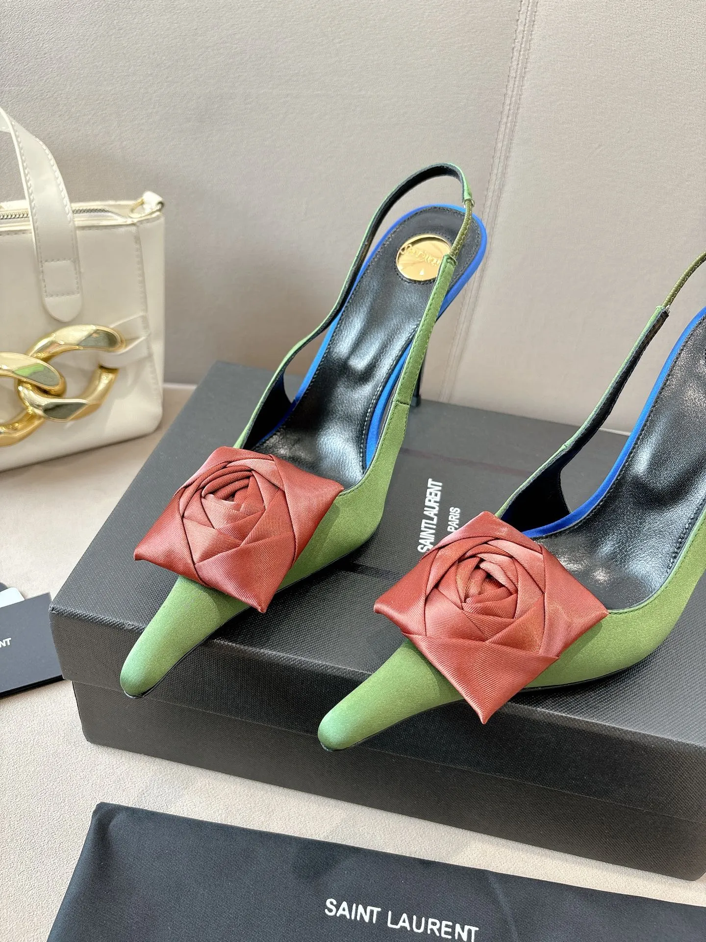 👟👟Ex-factory price 680👟👟 Saint Laurent ysl 25ss/autumn and winter ready-to-wear flower series catwalk style high heels. The toe and contrasting color design make the final effect quite impressive. The different colors are also very beautiful. Straight heels, curved heels, with flowers, and without flowers can be selected. Only YSL understands women’s hearts best and does not accept refutation. It is a super invincible feminine artifact, a must-have for women (z-brand full-body customization, own molded hardware accessories, perfect consistency) ✔ Upper: imported cow patent leather ✔ Inner lining: imported 🐑 goat leather ✔ Sole: imported genuine leather outsole ✔ Heel height: 10.5cm ✔ Size: 36-39 (40, 41, 42 can be customized and non-returnable) Flower style (full set of packaging)